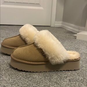 Brand New Never Worn Before UGG Women's Cream and White Slippers